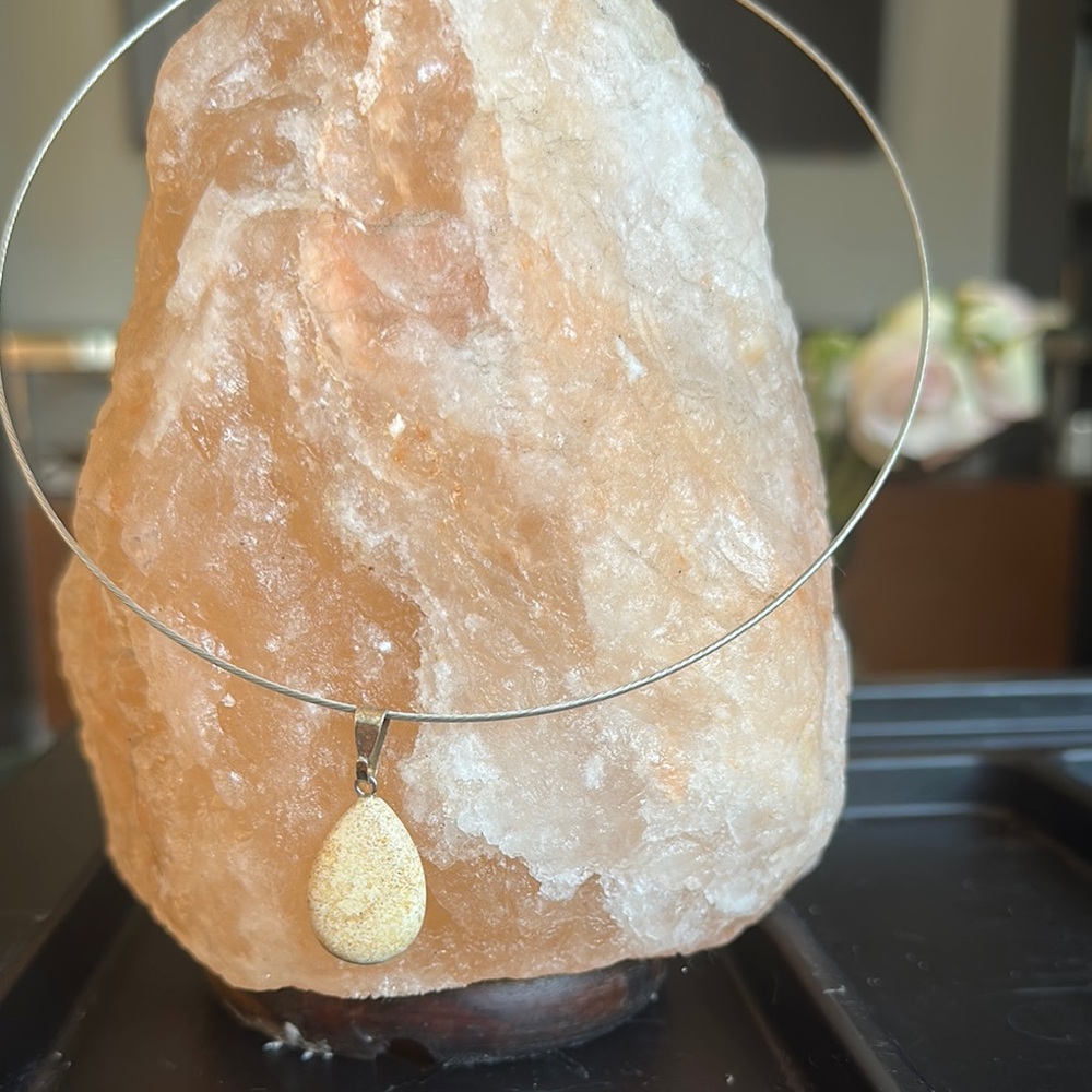 Elegant Gold Teardrop Pendant Necklace